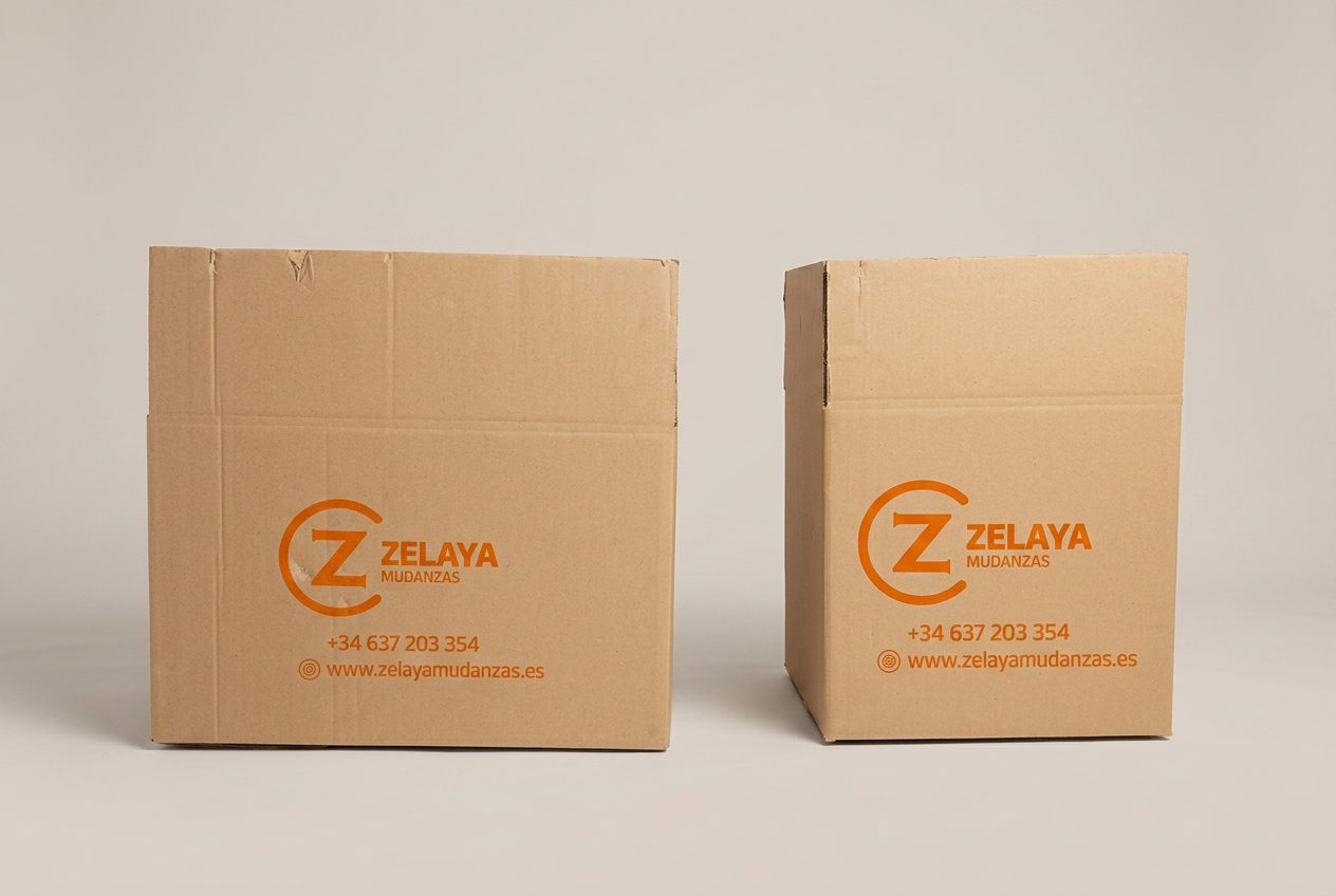 Cajas de mudanza profesionales de Zelaya Mudanzas con logo impreso